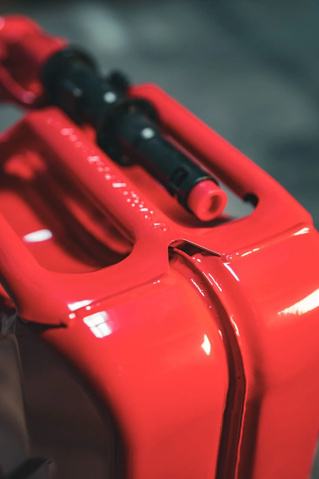 Close-up of the welded, recessed seam running down the side of a Wavian jerry can