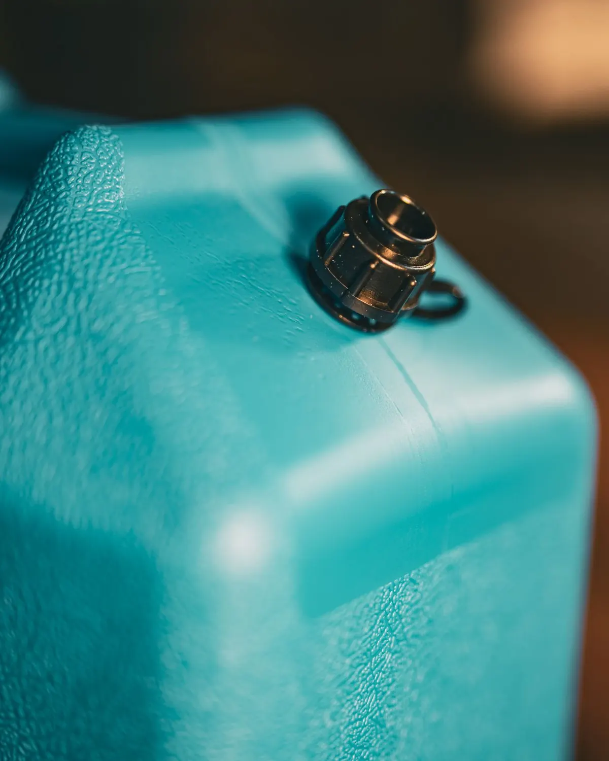 Built-in breather vent on the top corner of the Wavian water can